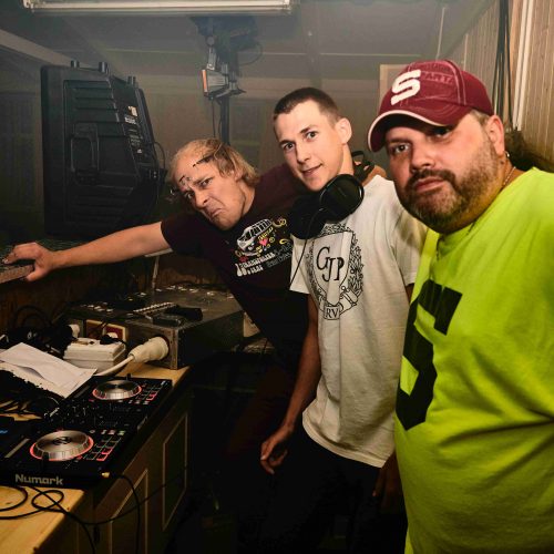 O hudební a efektovou stránku věci se na jedné stagi starali odpovědně hned tři osoby: DJ Exx, DJ KK a DJ Číča. 