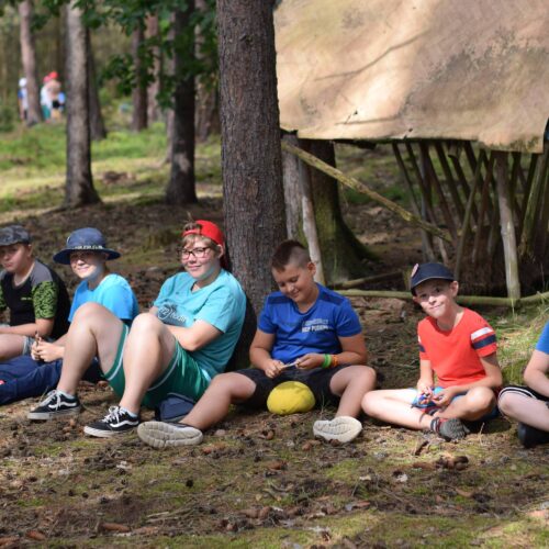 Parný den byl zahájen oddílovou činností. Většina oddílů se spěchala schovat do lesa. Mladší střední chlapci se věnovali stavbě pyramid a práci s nožíkem. 