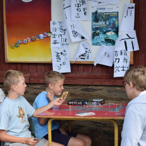 Při dopolední oddílové činnosti střední mladší chlapci hráli deskové hry.