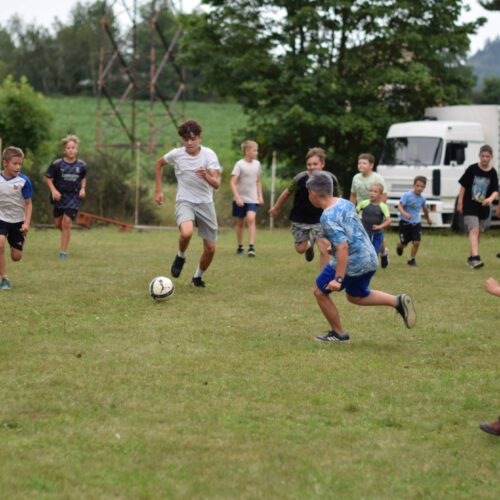 Druhá skupina se věnovala fotbalu. Nezúčastněný pozorovatel neměl šanci zjistit kdo hraje s kým, ale chlapci své spoluhráče poznali bezpečně. 